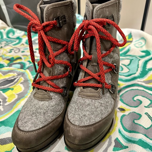 Sorel heeled boots EUC - size 9 - Picture 7 of 9